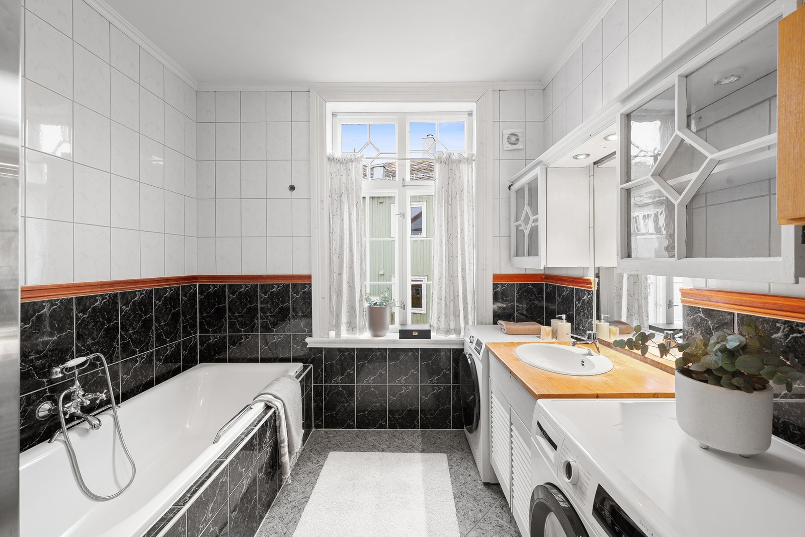 Romslig bad med badekar, gode oppbevaringsmuligheter og naturlig lys fra vindu. Galleribilde