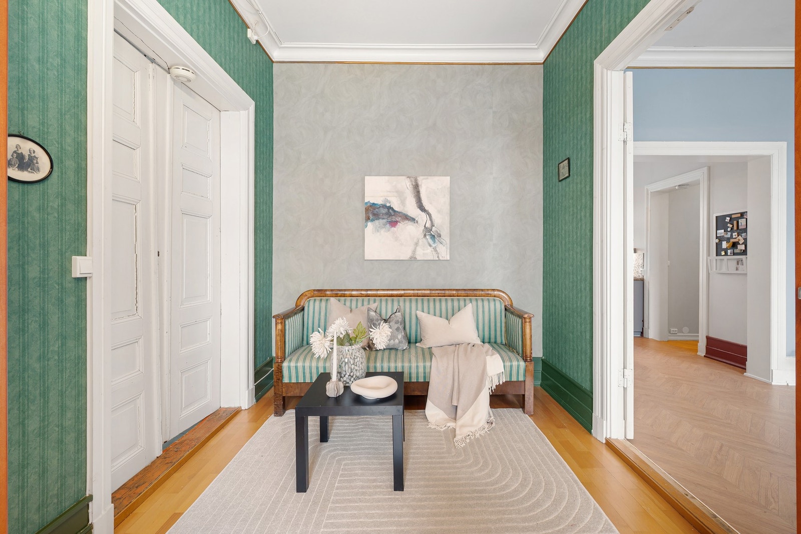 Hyggelig mellomrom med plass til sittegruppe. Perfekt som en rolig sone i boligen. Galleribilde