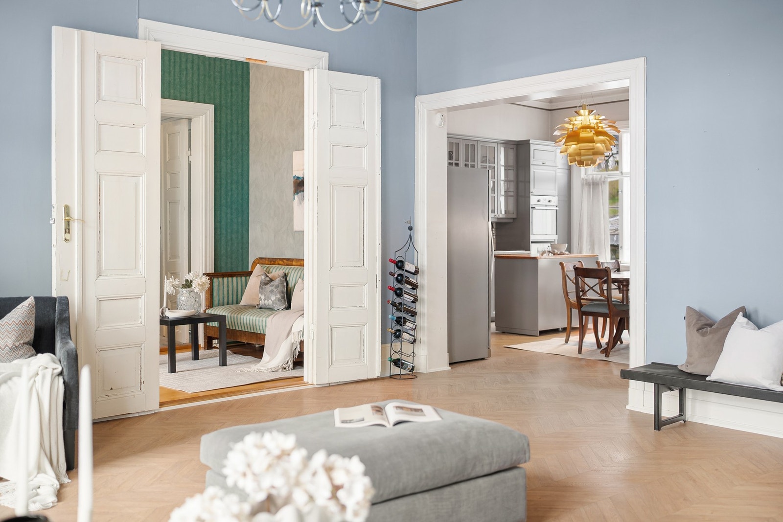 Fra stuen er det en god flyt til boligens øvrige rom. Galleribilde