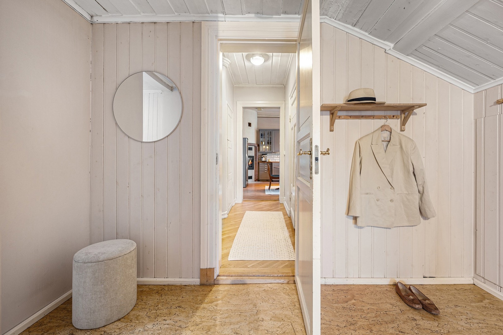 Entréen fremstår som lys og funksjonell, med god plass til yttertøy og sko. Galleribilde
