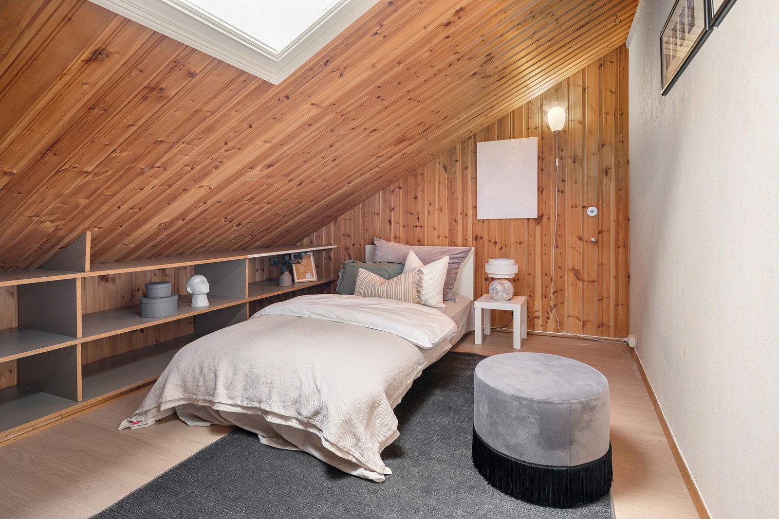 Soverommet har god plass til seng og oppbevaringsmuligheter. Galleribilde