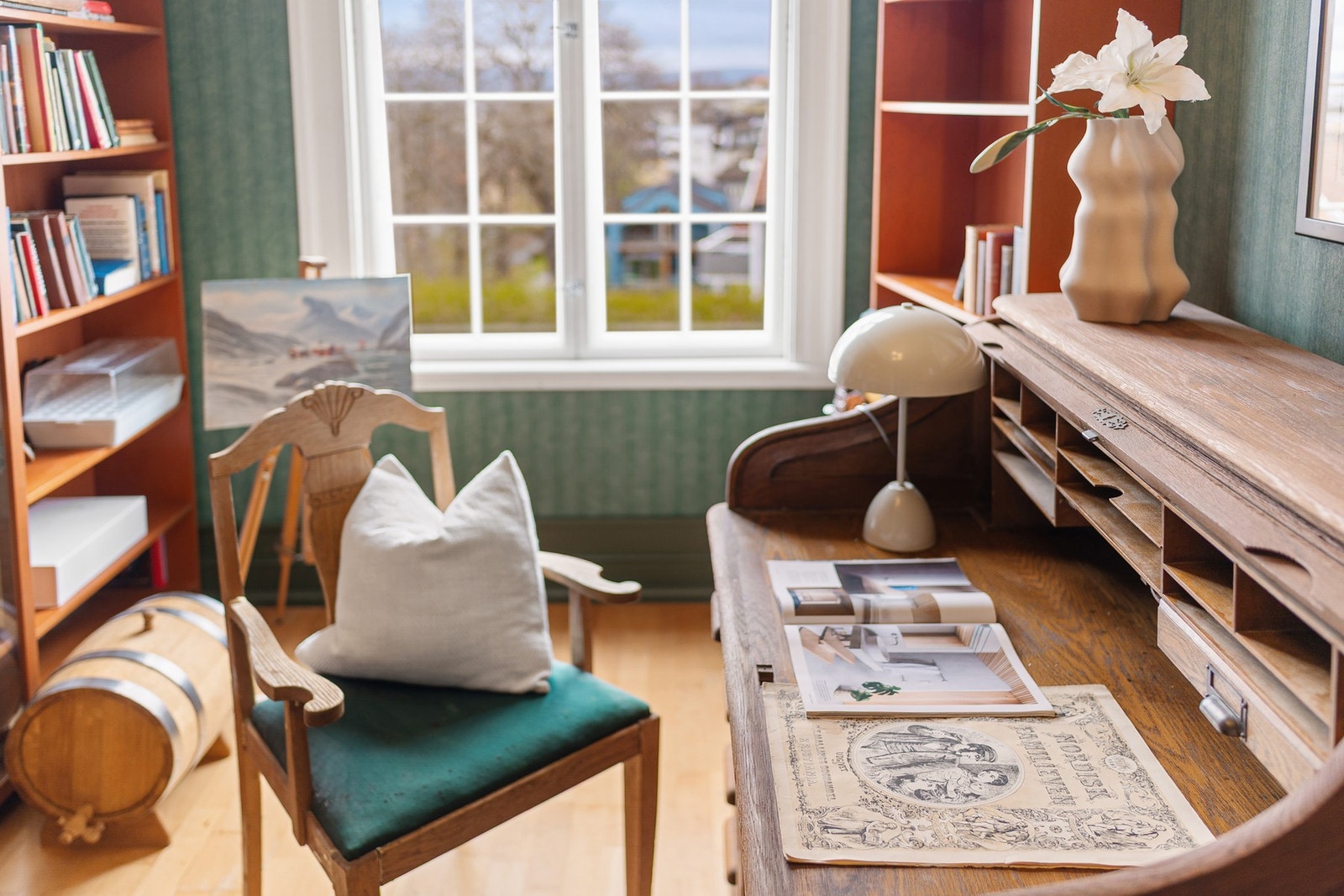 Detaljrikt og sjarmerende arbeidsrom med klassiske møbler og en lun atmosfære Galleribilde