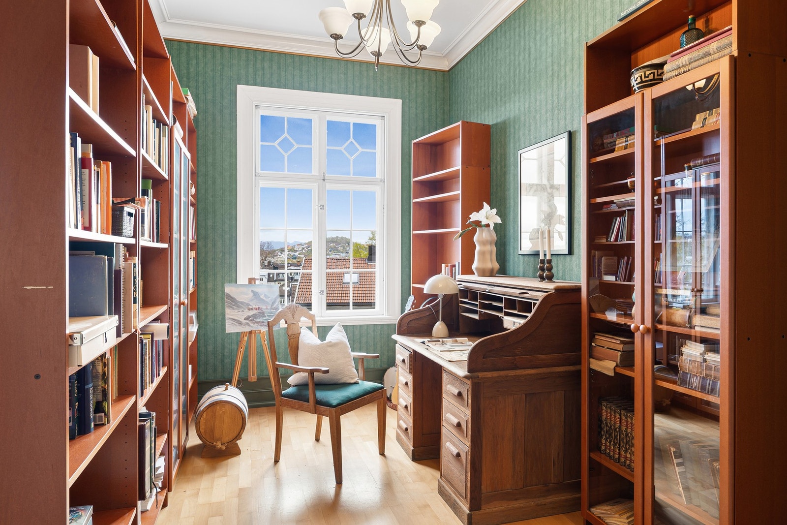 Sjarmerende bibliotek/kontor med god plass til oppbevaring og et rolig arbeidsmiljø. Galleribilde