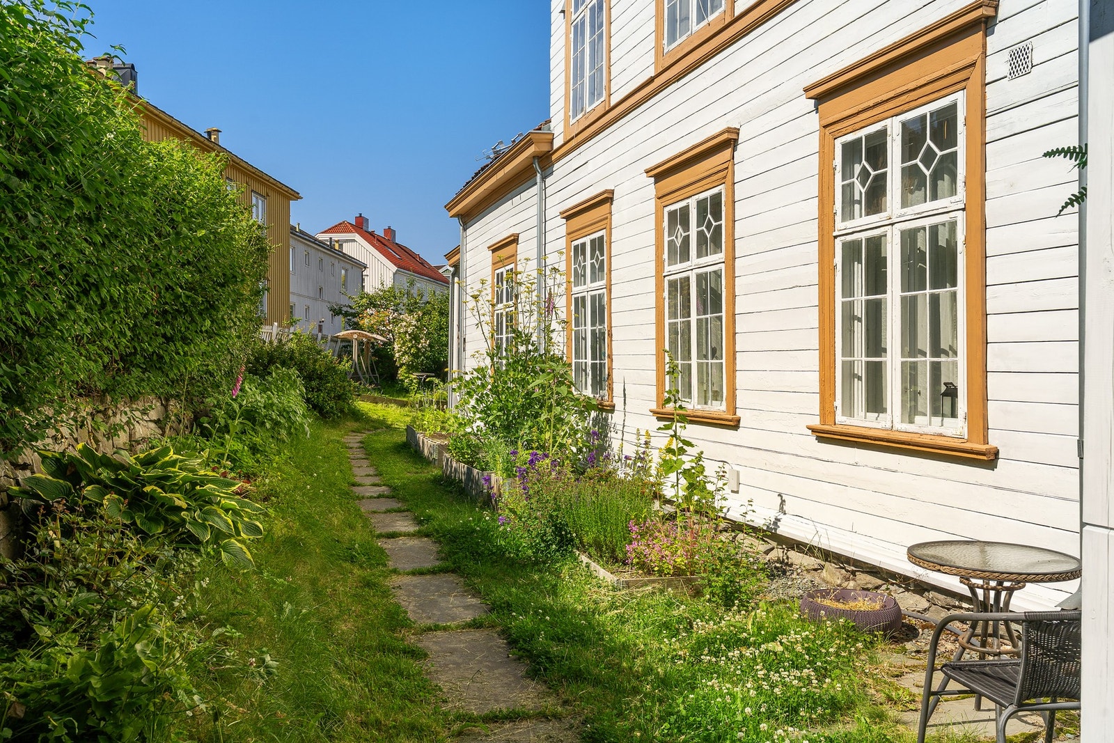 Sjarmerende hage med variert beplantning og gode solforhold som gir en idyllisk ramme. Galleribilde
