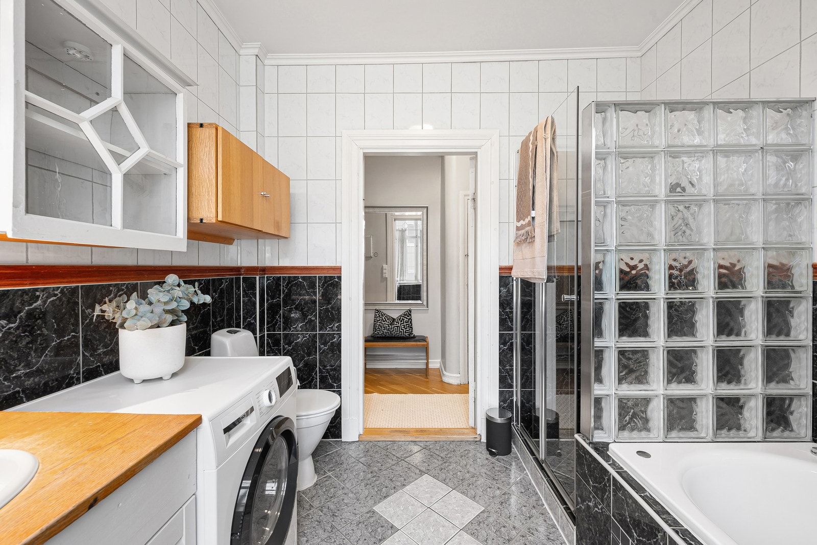 Badet har opplegg for vaskemaskin samt en innglasset dusjsone. Galleribilde