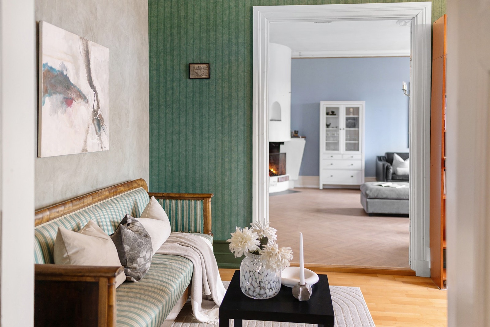 Fin siktlinje inn mot stuen, som gir en åpen og luftig følelse. Galleribilde