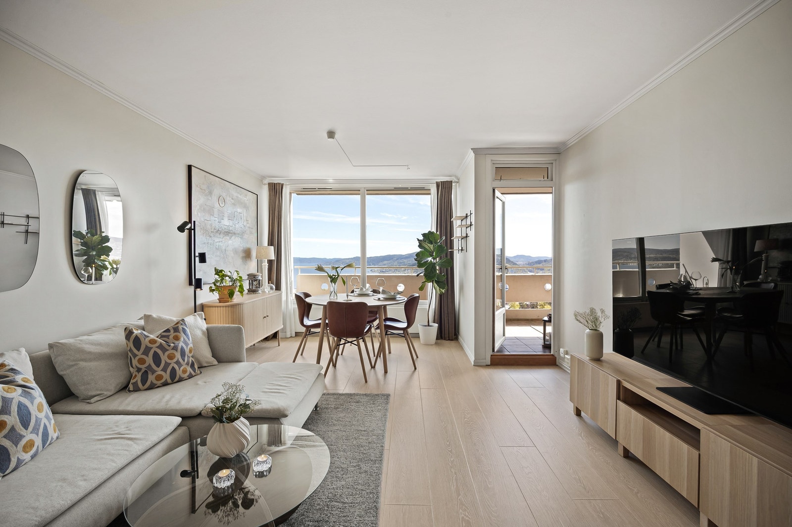 Leiligheten har vannbåren varme via radiatorer og varmtvann fra felles varmesentral. Galleribilde