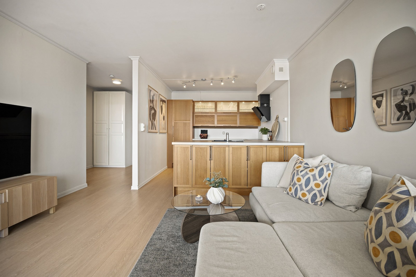Åpen kjøkken- og stueløsning med sofaområde samt spiseplass. Galleribilde
