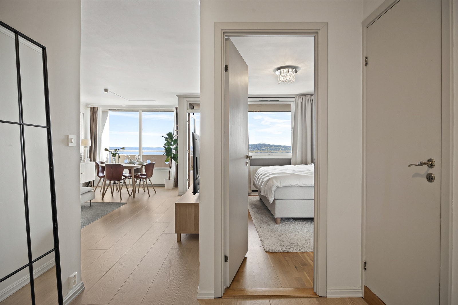 Leiligheten har en delikat og innbydende utførelse med moderne farge-/materialvalg. Galleribilde