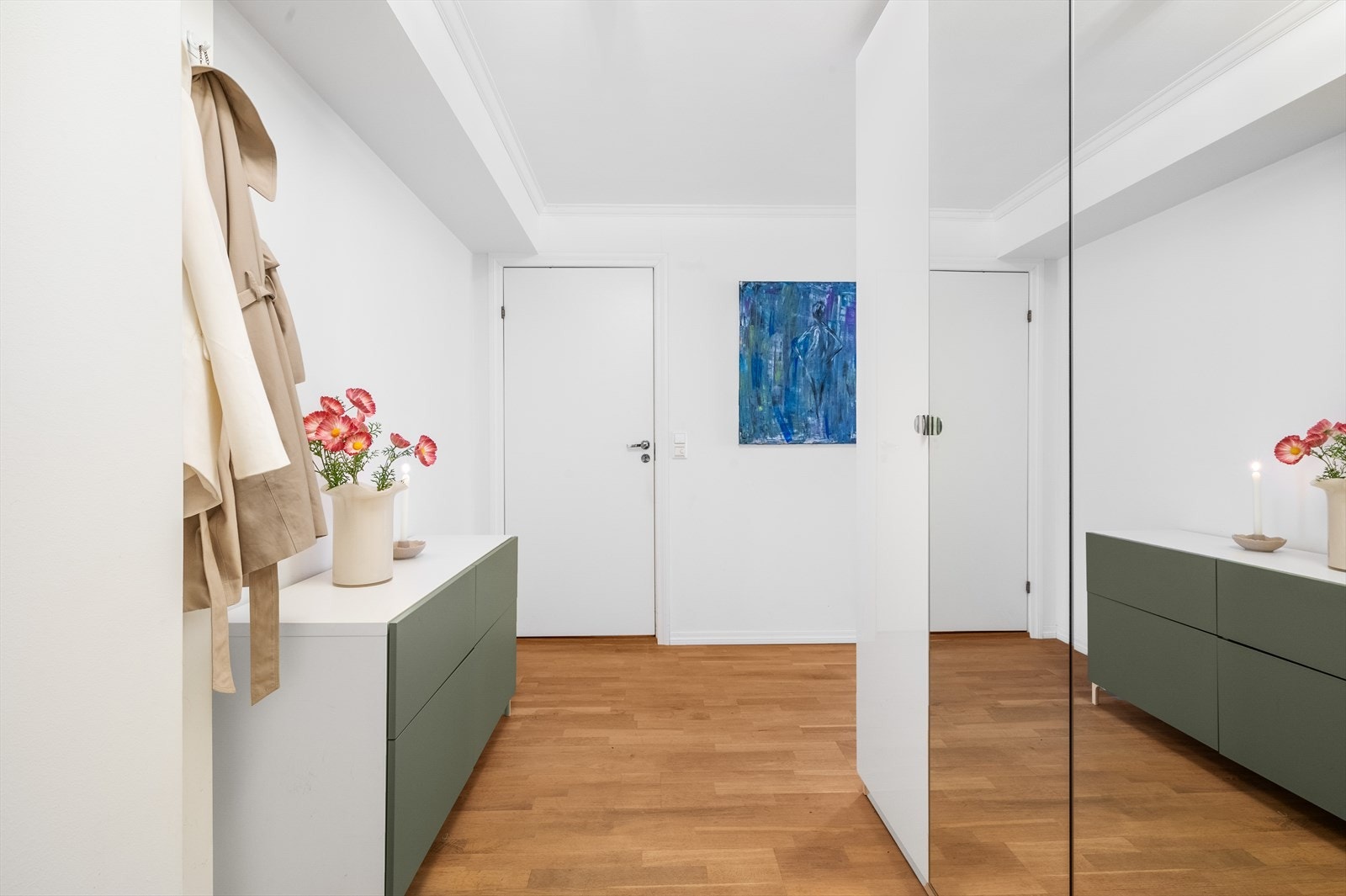 - Entré med god plass til å henge fra seg sko og yttertøy - Galleribilde