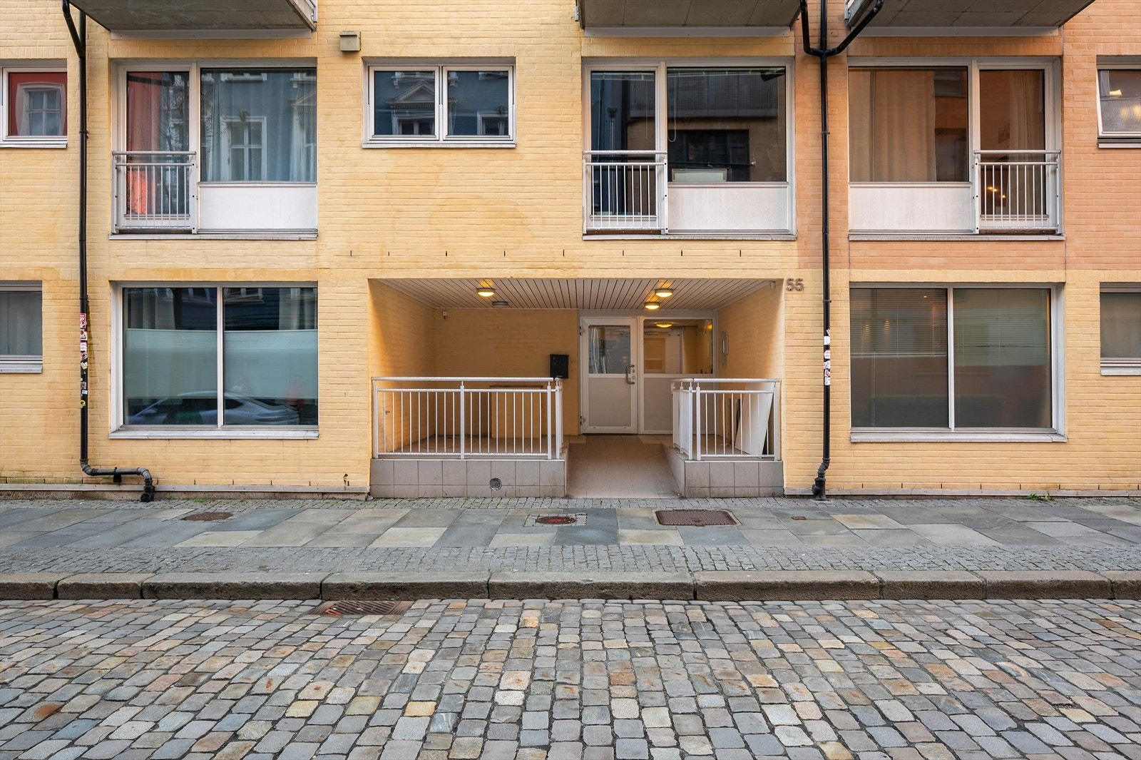 - Borettslaget ligger fint til i en brosteinsbelagt gate og består av 37 leiligheter - Galleribilde