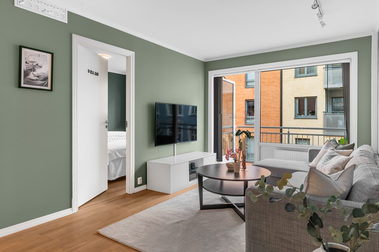 - Det er sentralvarme i bygget, med radiator i stue - Galleribilde