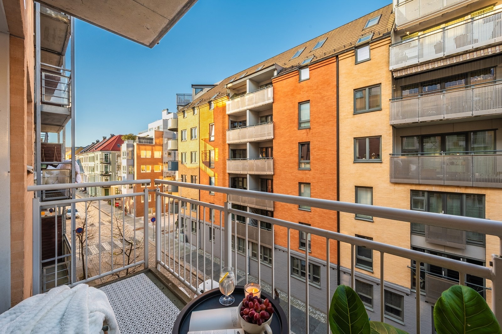 - Fra balkongen har man utsikt over den flotte brosteinsbelagte gaten på populære og sentrale Nygård - Galleribilde