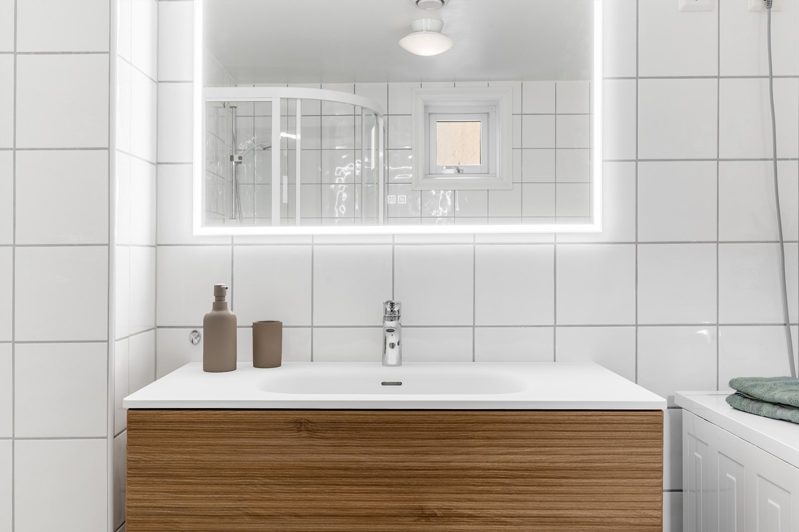 - Badet måler 5,6 m² - Galleribilde