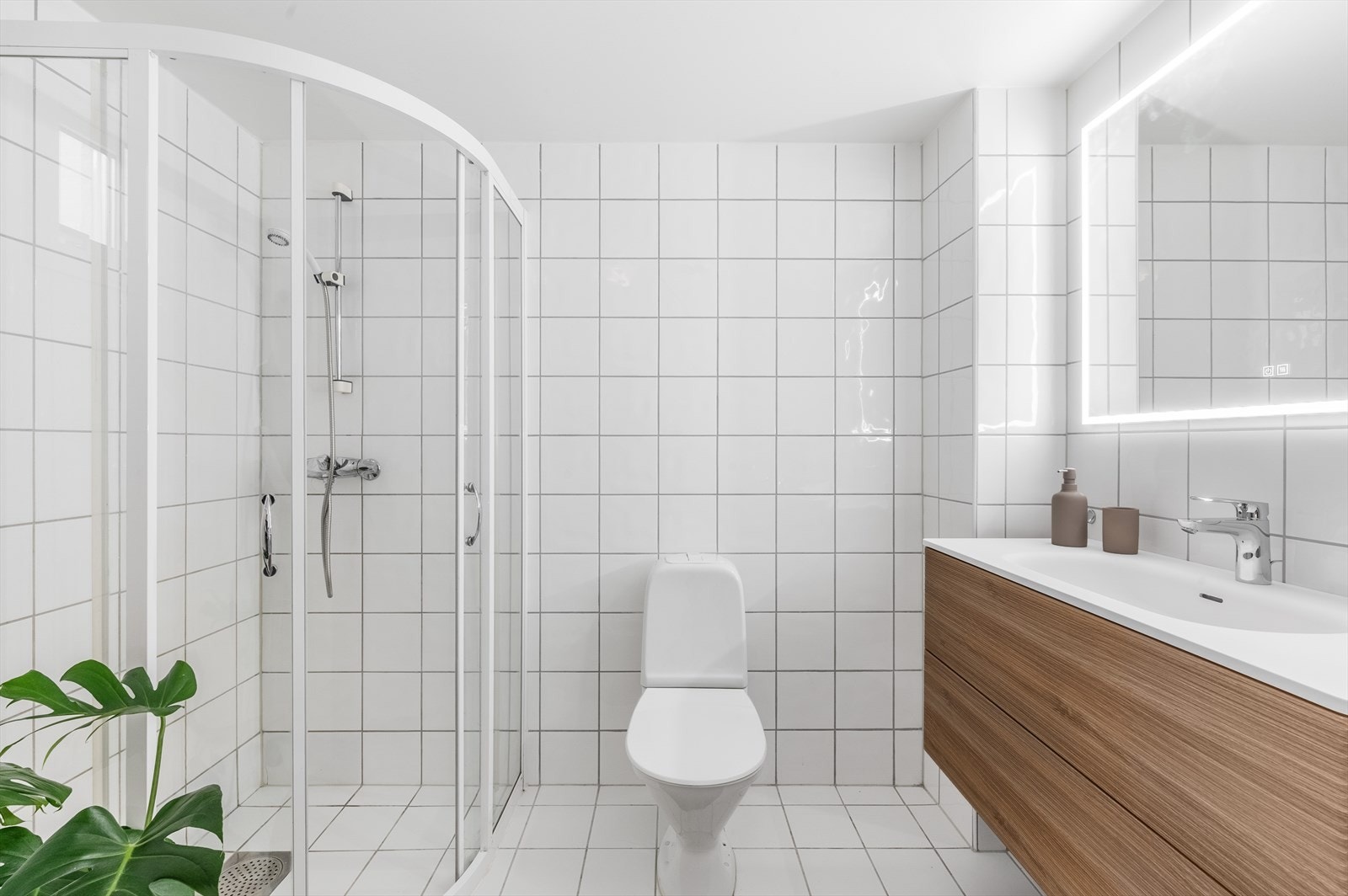 - Badet er lyst og pent, med ny servant i 2026 - Galleribilde