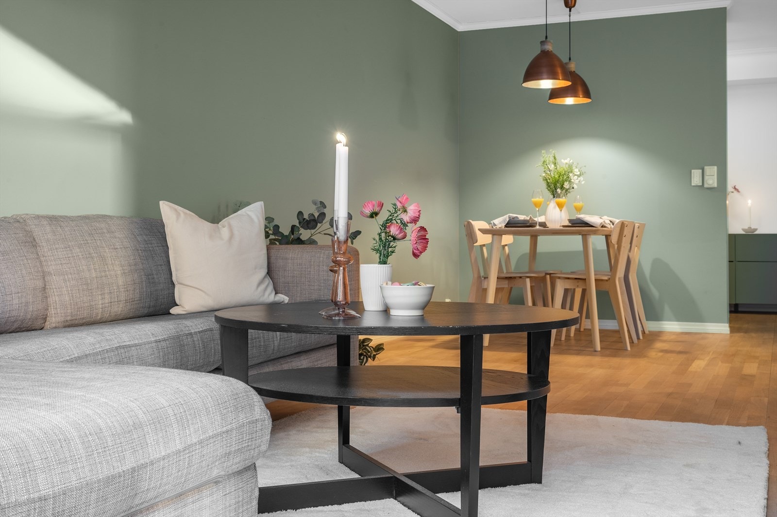 - Stuen kan enkelt deles opp i soner med plass til både sofa- og spisegruppe - Galleribilde