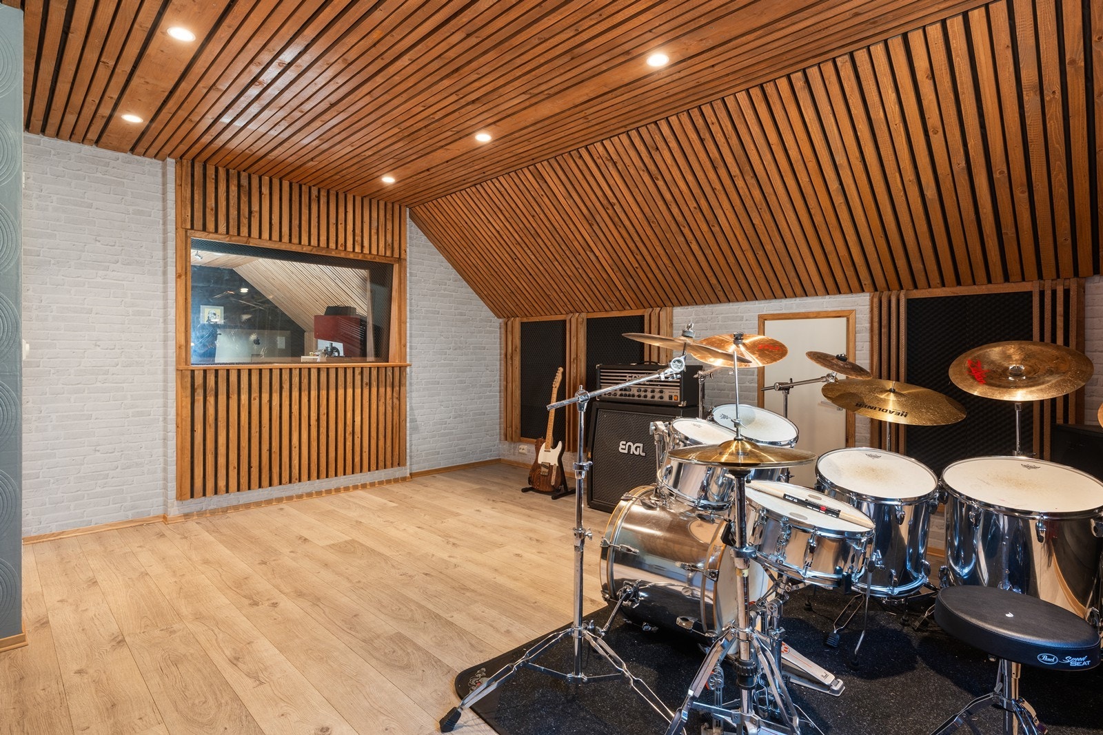 Loftsetasjen på garasjen er flott innredet. Det er blitt brukt som lydstudio. Galleribilde