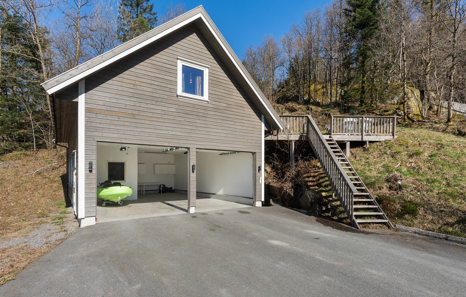 Stort garasjebygg/verksted med innredet loft. Oppført i 2018 Galleribilde