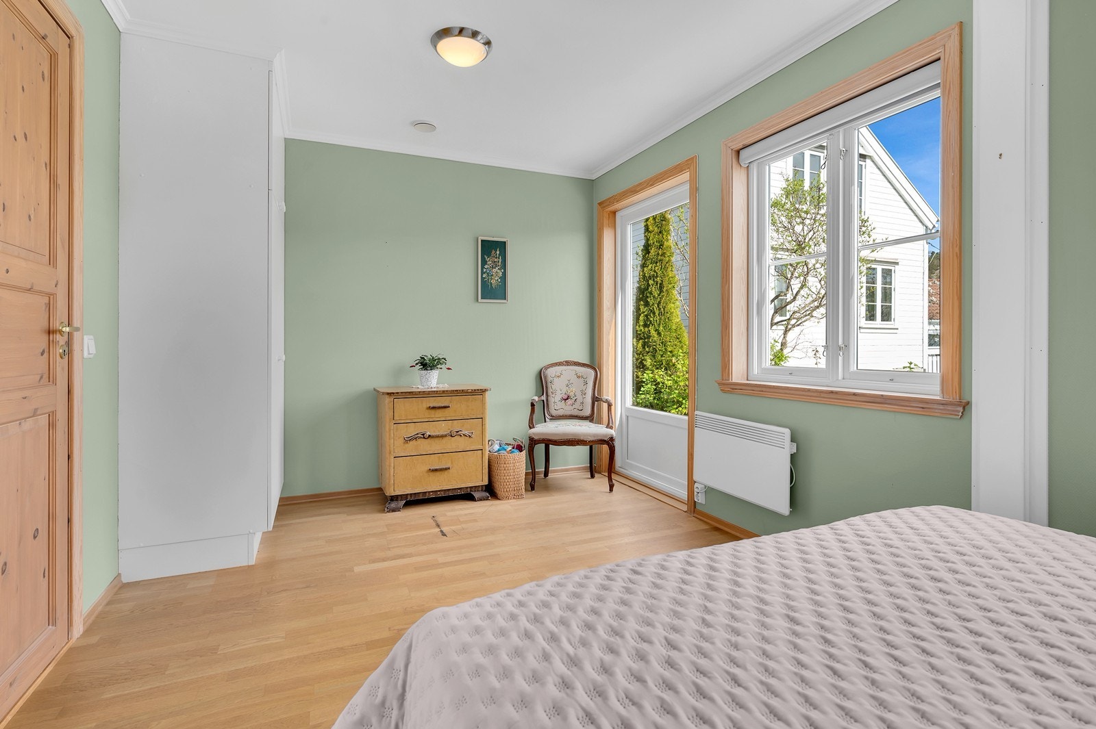 Fra soverommet er det utgang til uteplass på baksiden av huset Galleribilde