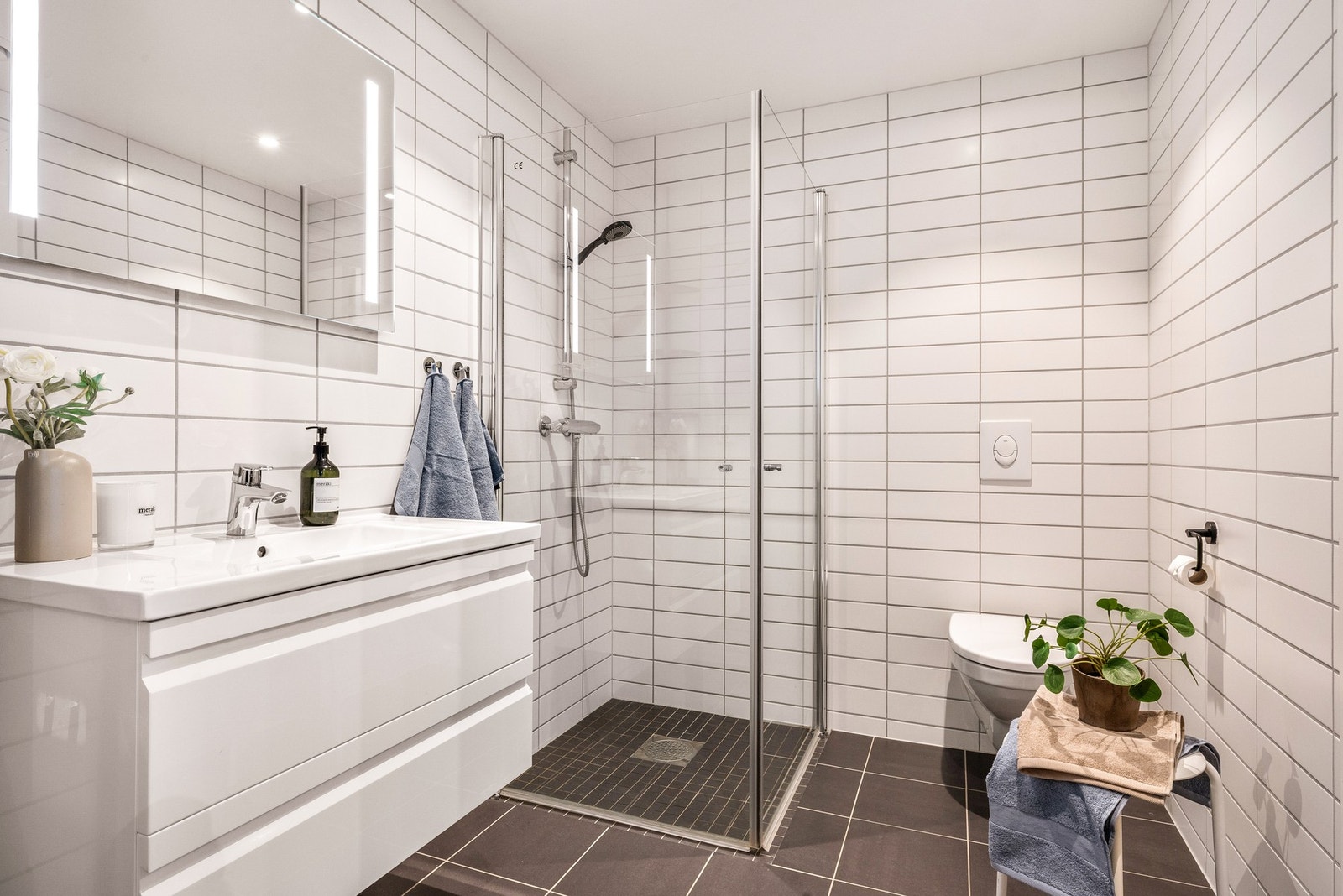 - Pent helfliset bad med varme i gulv og downlights i himling - Galleribilde