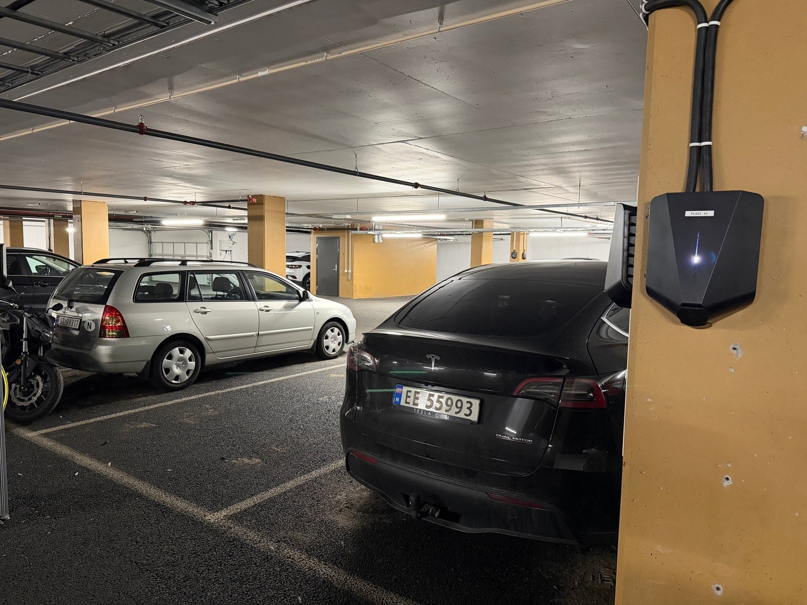 - Det er ladestasjon på garasjeplassen som medfølger kjøpet - Galleribilde