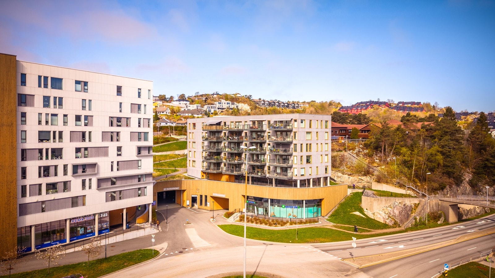 - Heis som leder rett ned til garasje hvor det er fast plass med ladestasjon. Fra garasjen er det videre tilkomst til apotek og Rema 1000 - Galleribilde