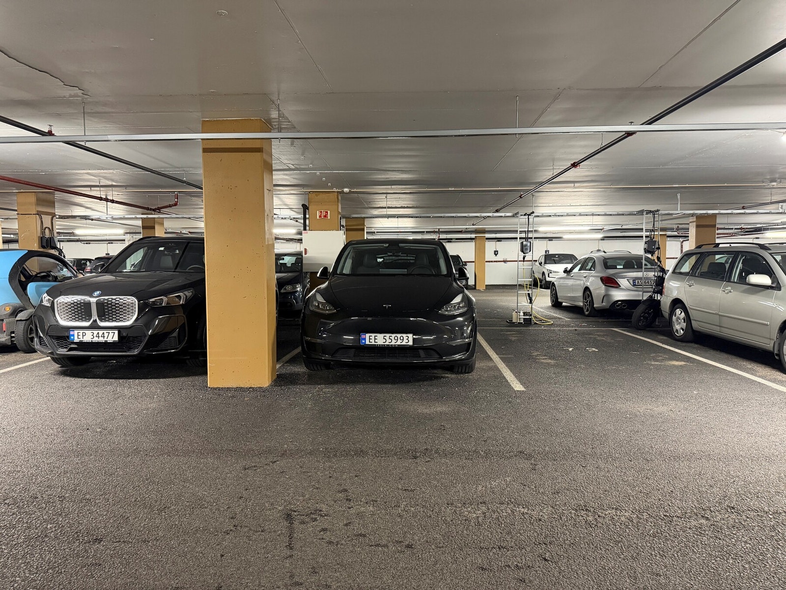 - Tilhørende leiligheten medfølger fast garasjeplass med heisadkomst (plass der hvor Tesla står parkert) - Galleribilde