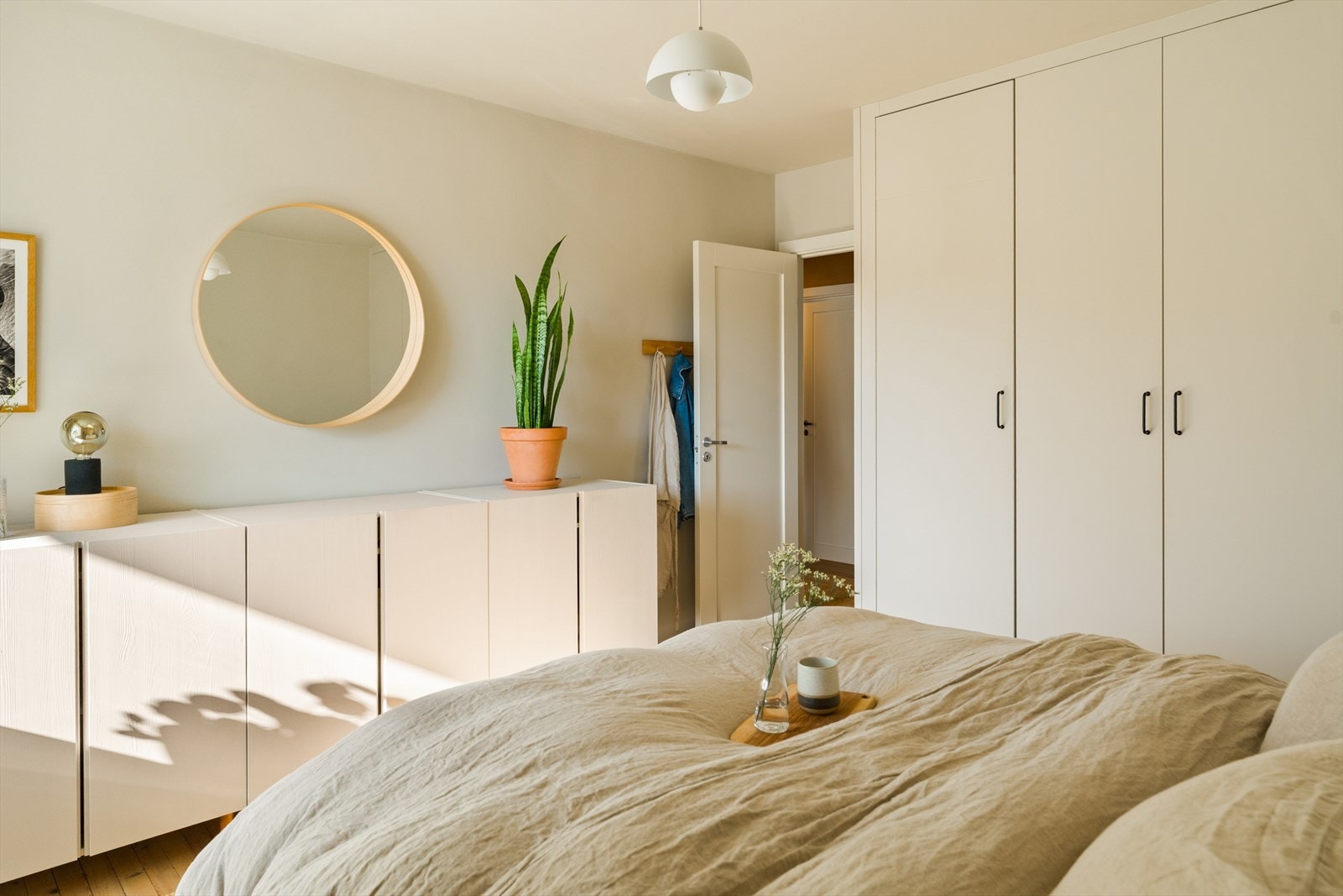 Du har rikelig med plass til ulike garderobeløsninger på soverommet! Galleribilde