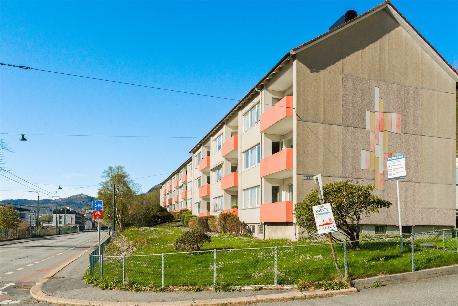 Leiligheten ligger i særdeles populære Nattlandsveien, her bor du nær busstopp, bybanestopp, kjøpesenter, butikker og med fine uteområder i nærheten. Galleribilde