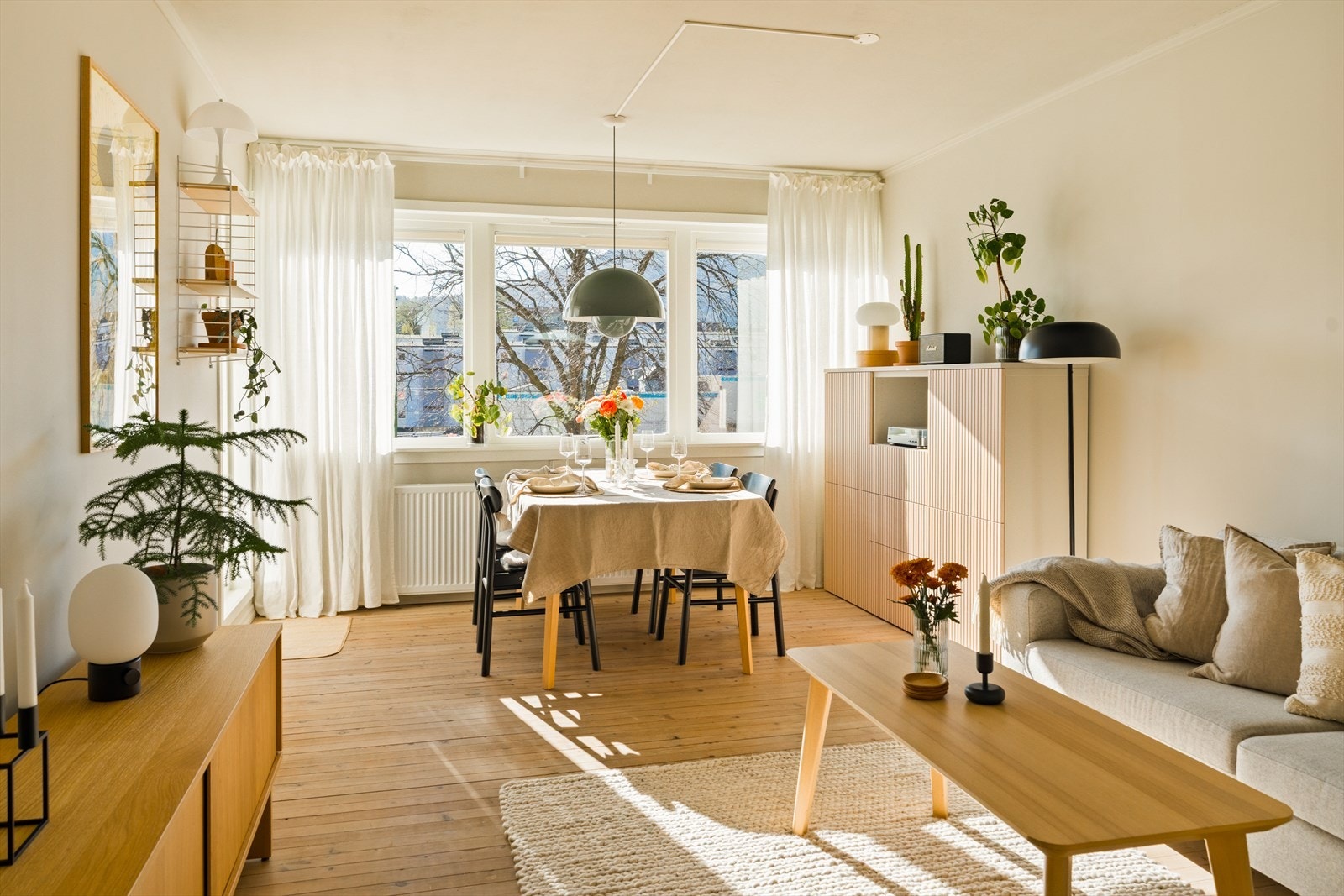 Boligens hjerte er den romslige og svært hyggelige stuen! Galleribilde