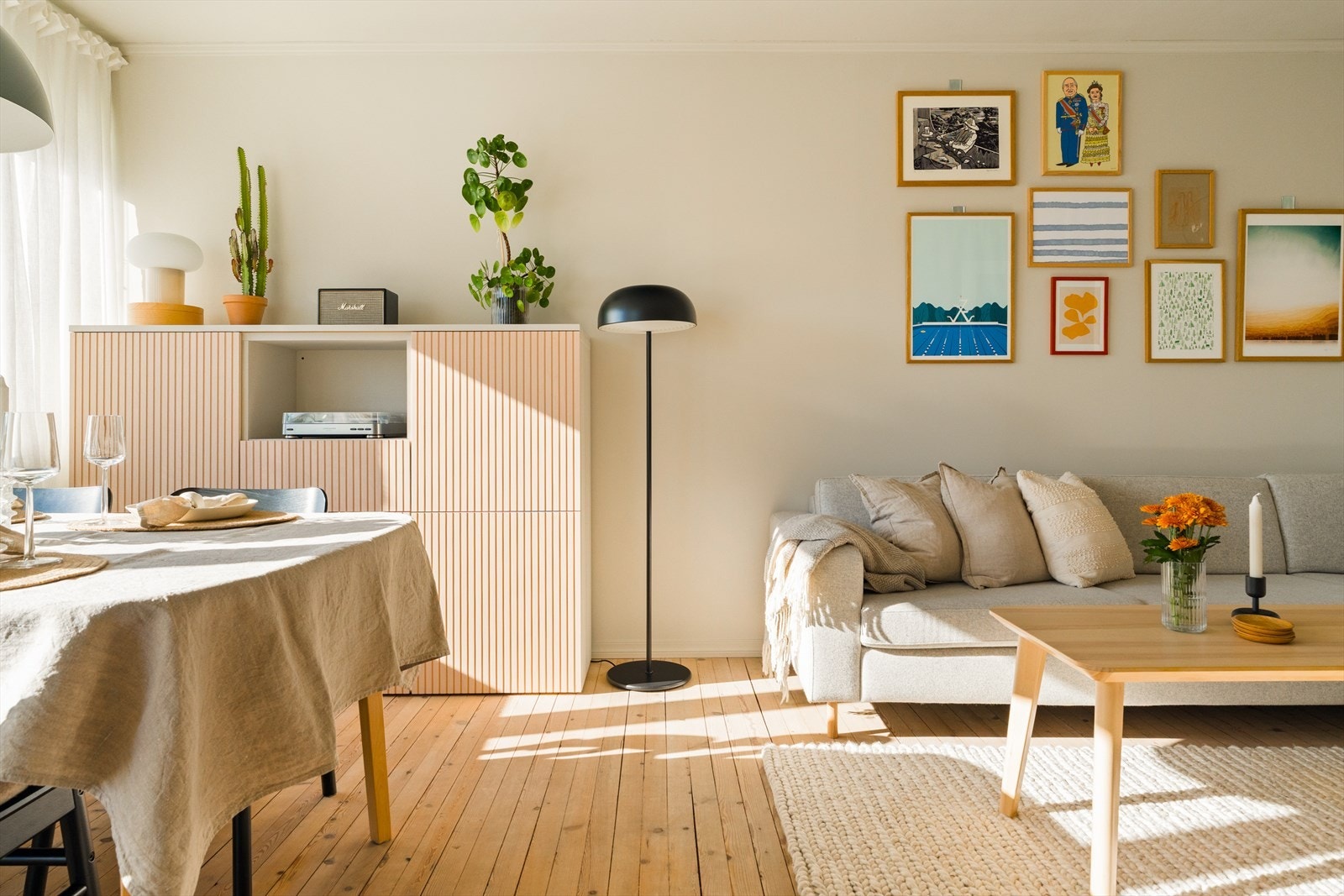 Store vindusflater slipper inn rikelig med dagslys og skaper en lys og behagelig atmosfære gjennom hele dagen. Galleribilde