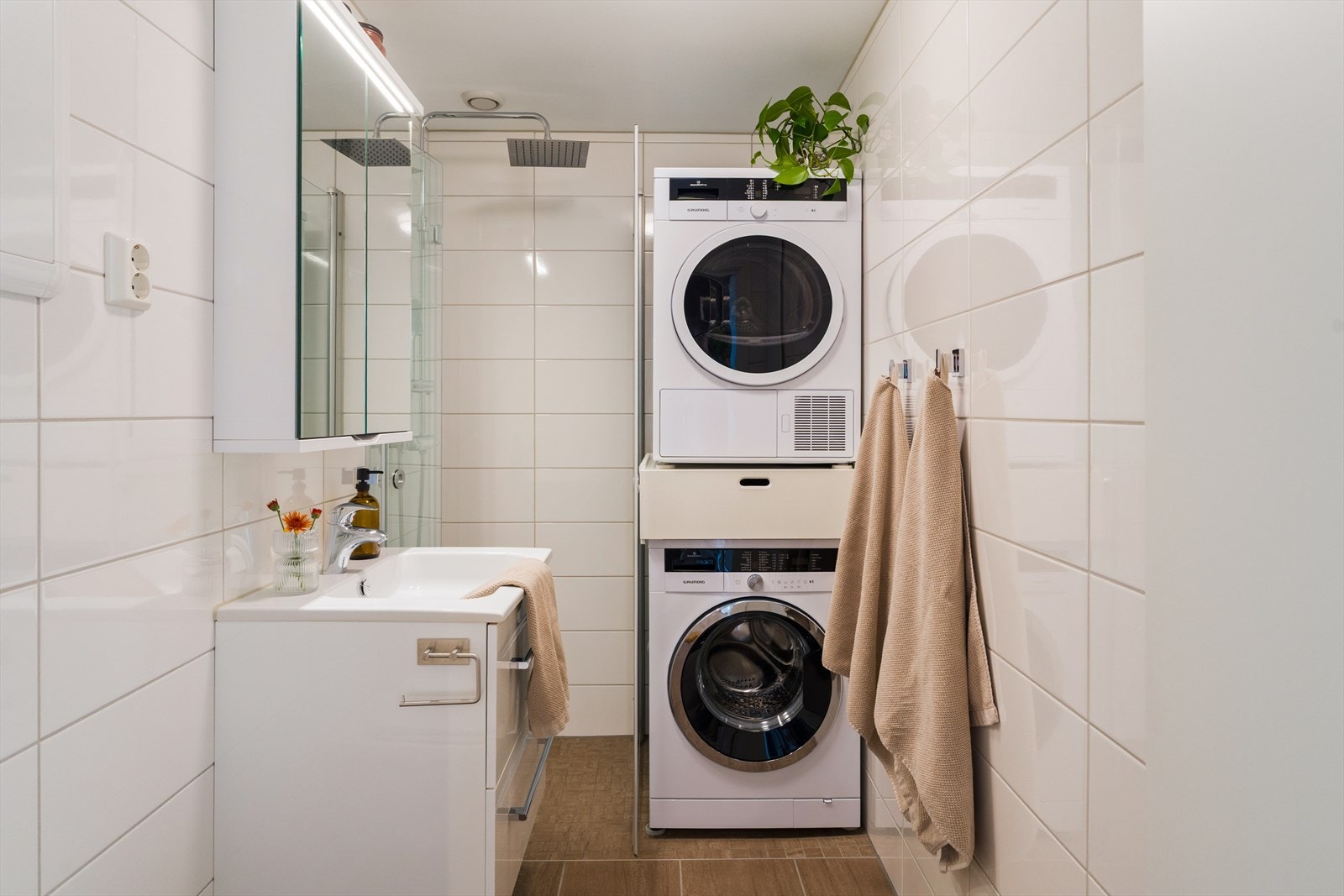 Delikat og helfliset bad som ble totalrenovert i 2019. Galleribilde