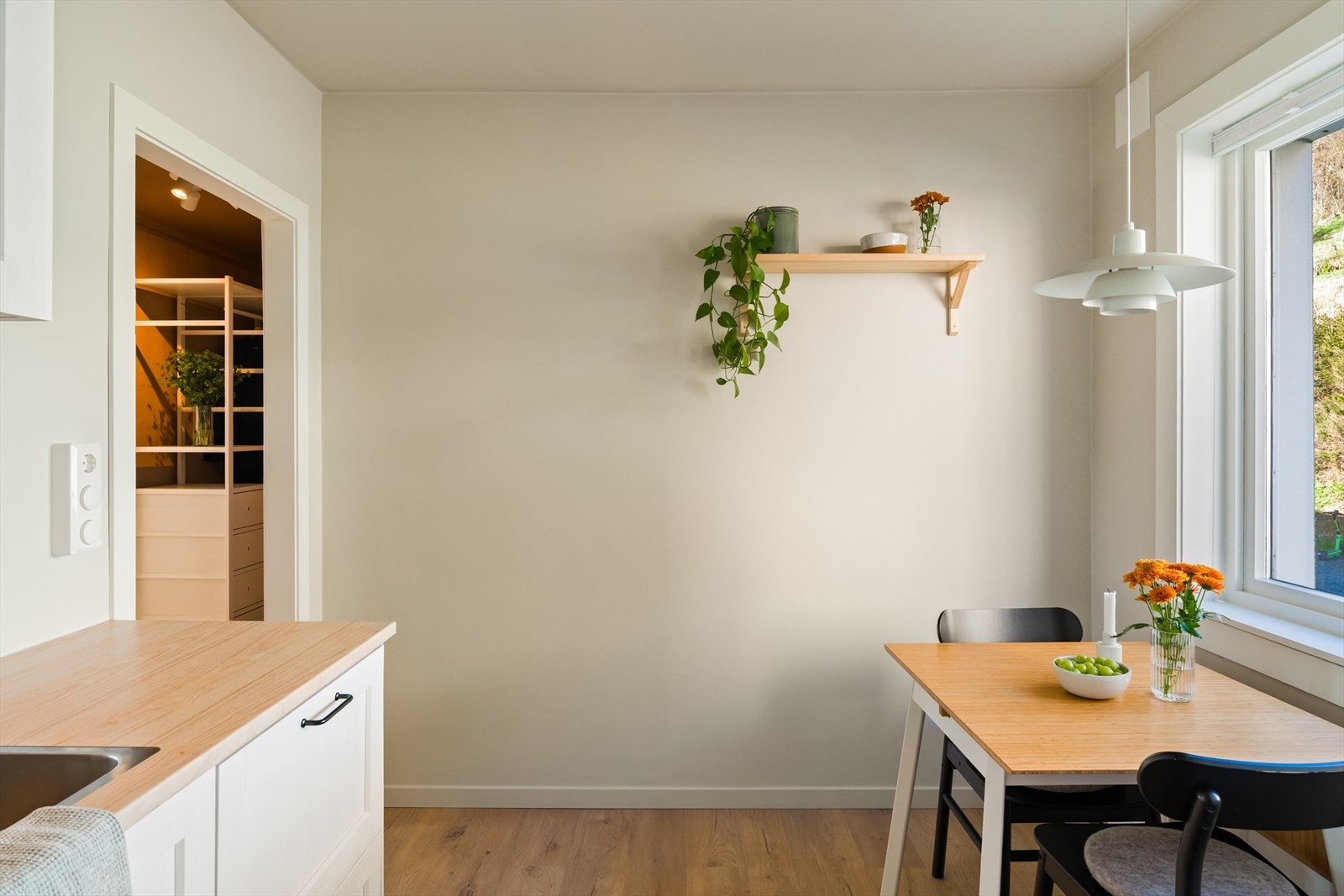 Resultatet er et kjøkken som kombinerer moderne komfort med et tidløst uttrykk. Galleribilde