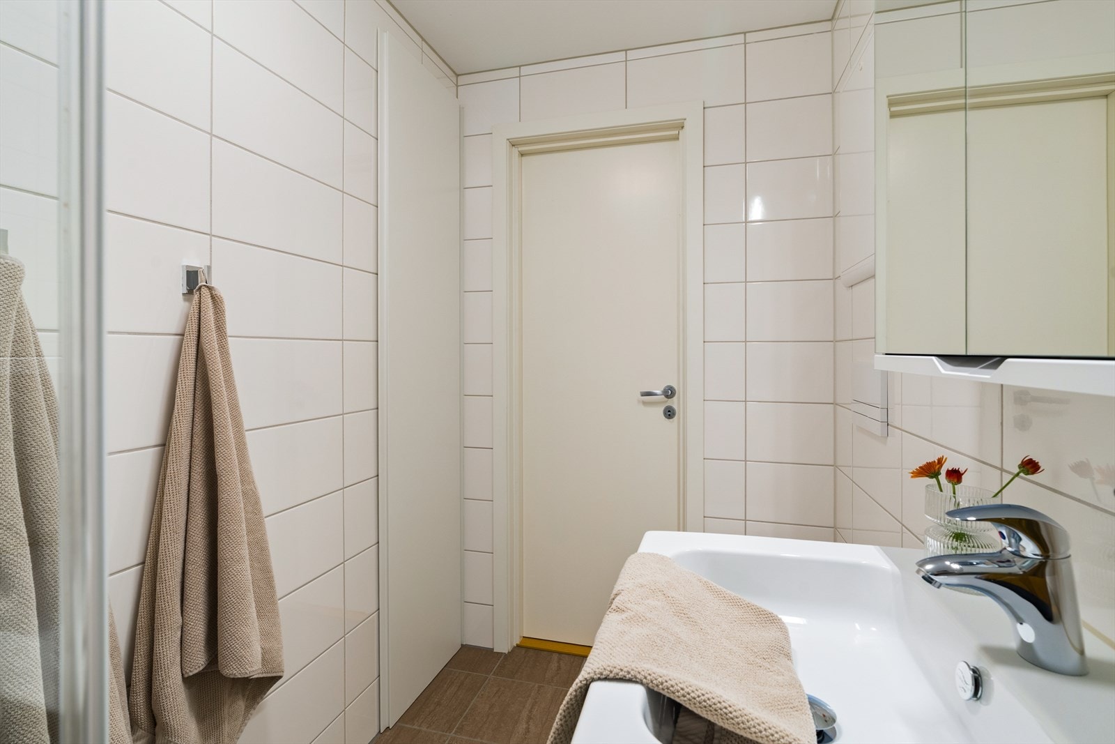 Badet holder en moderne standard og fremstår både praktisk og stilrent. Galleribilde