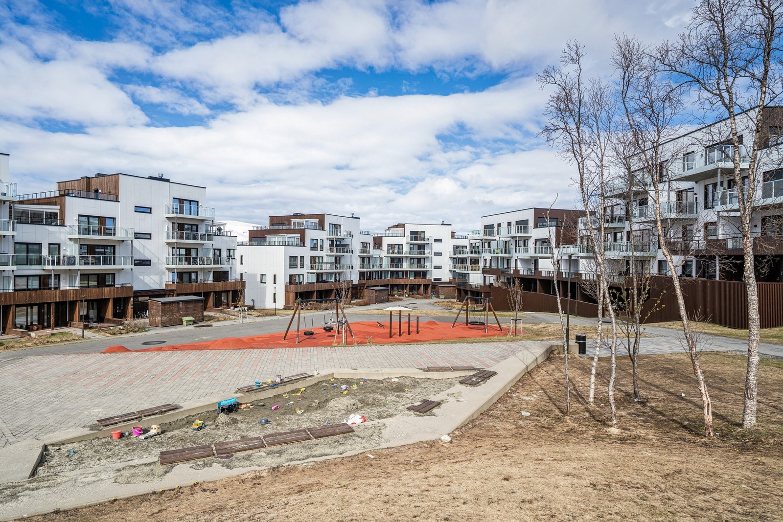 Norrøna Boligpark består av 9 blokken som omkranser et flott felles tun med grøntområde og lekeplass. Galleribilde