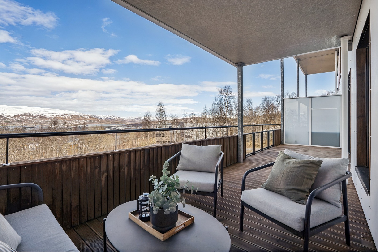 Veranda med flott utsikt og gode solforhold Galleribilde