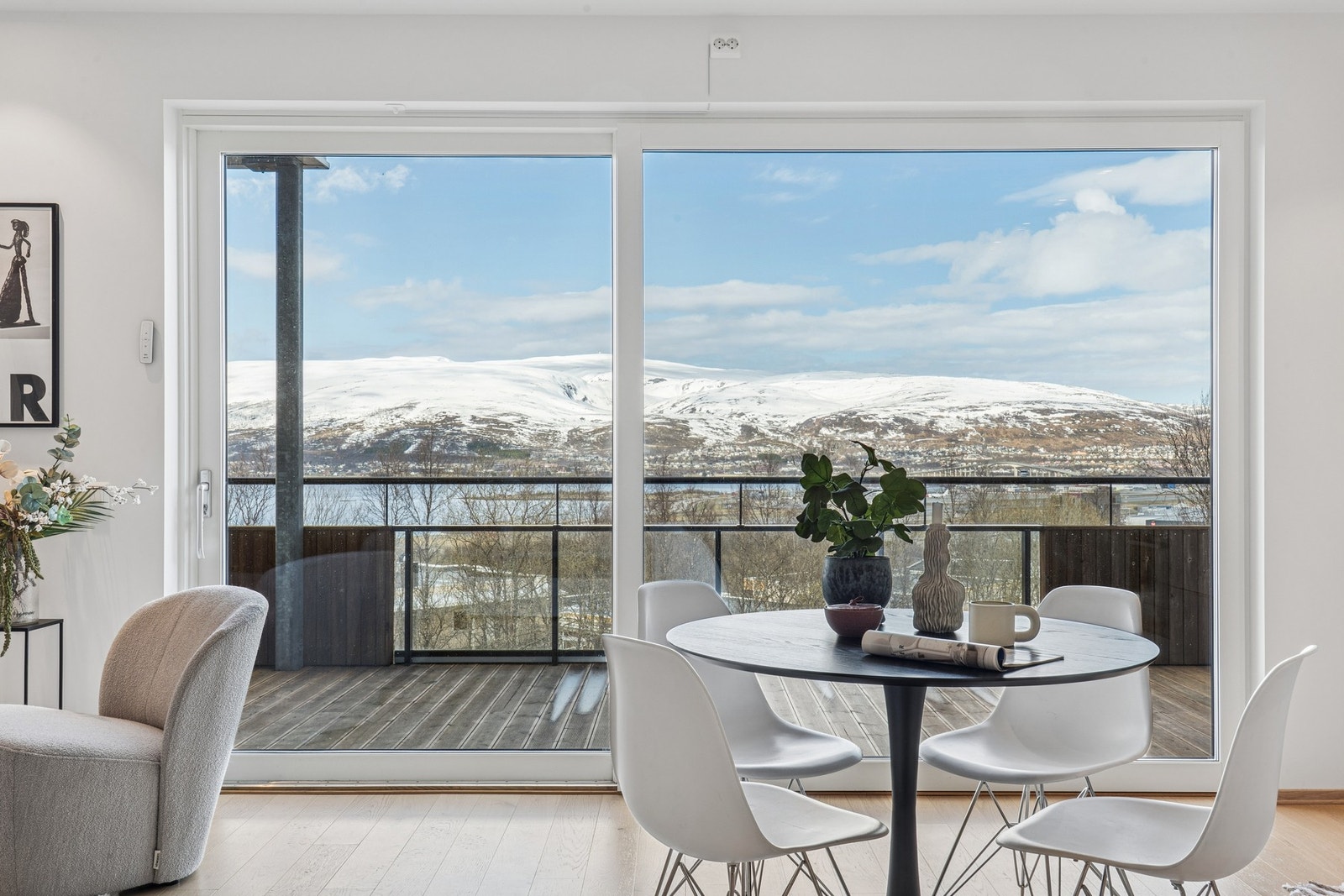 Stue med utgang til veranda Galleribilde