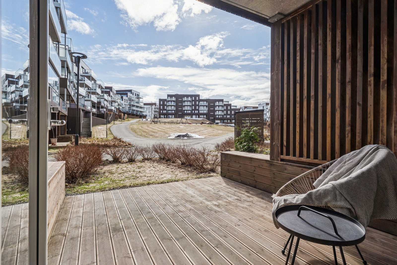 Leiligheten disponerer markterrasse på fremsiden og veranda, som sørger for at du får sol hele dagen Galleribilde