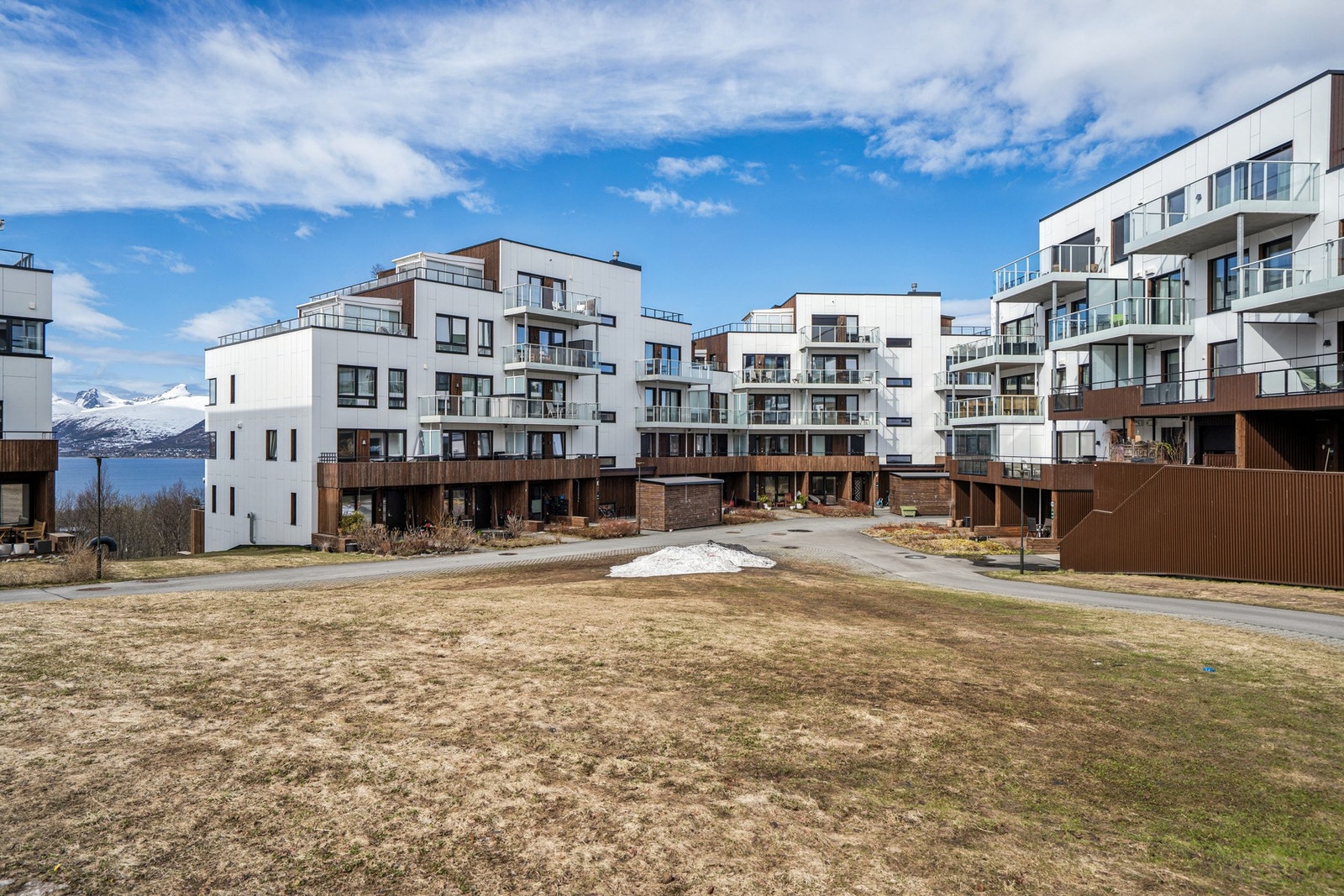 Her ligger du kort avstand til Tromsø sentrum og Jekta, i tillegg til flere turområder som skiløype og Prestvannet. Galleribilde