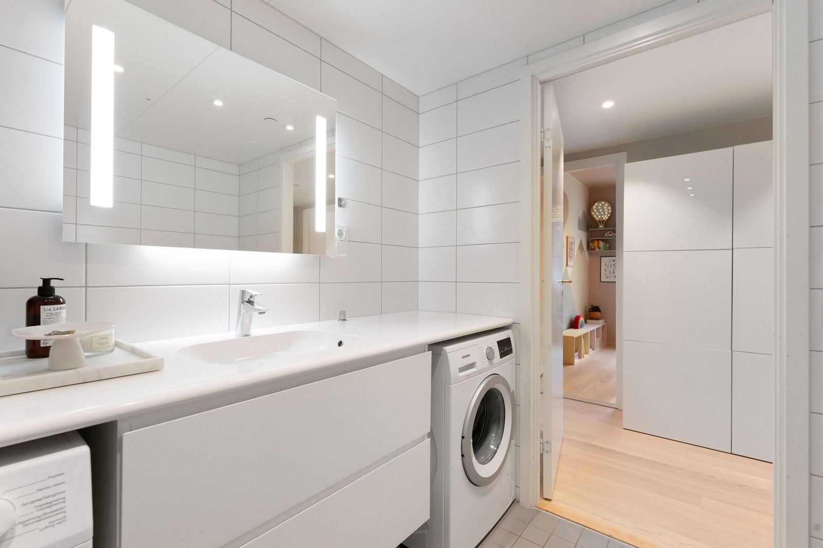 Det er avsatt plass til både vaskemaskin og tørketrommel på hovedbadet. Galleribilde