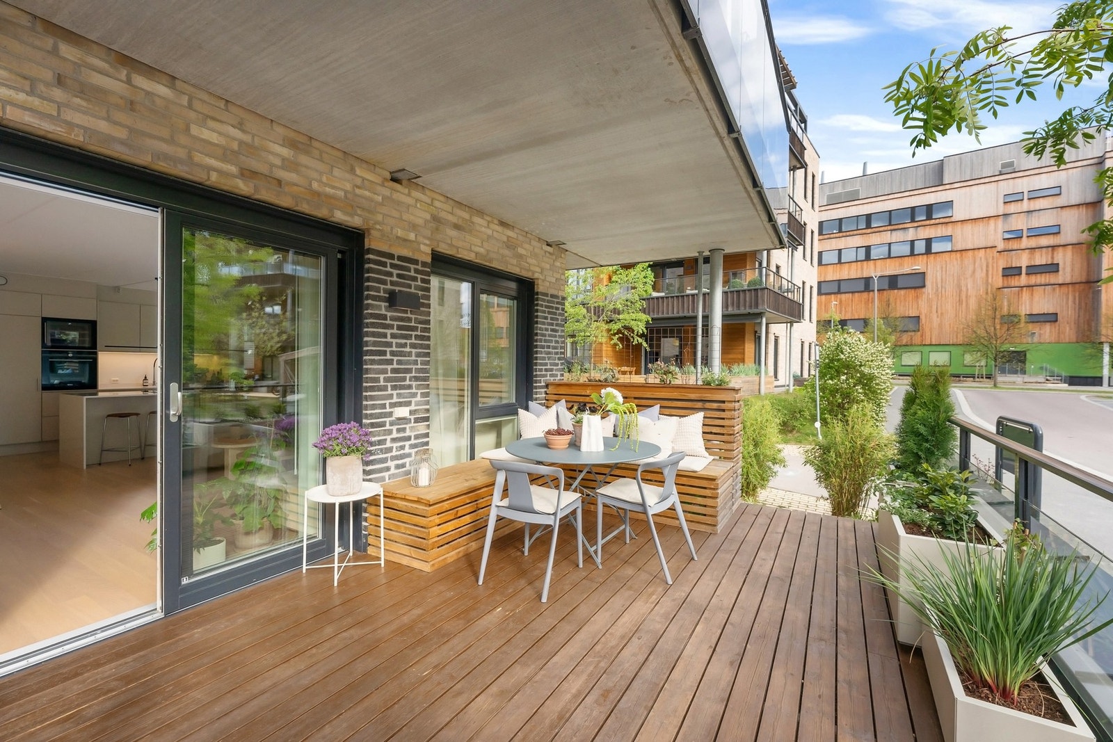 Lun og solrik terrasse med gode møbleringsmuligheter. Galleribilde