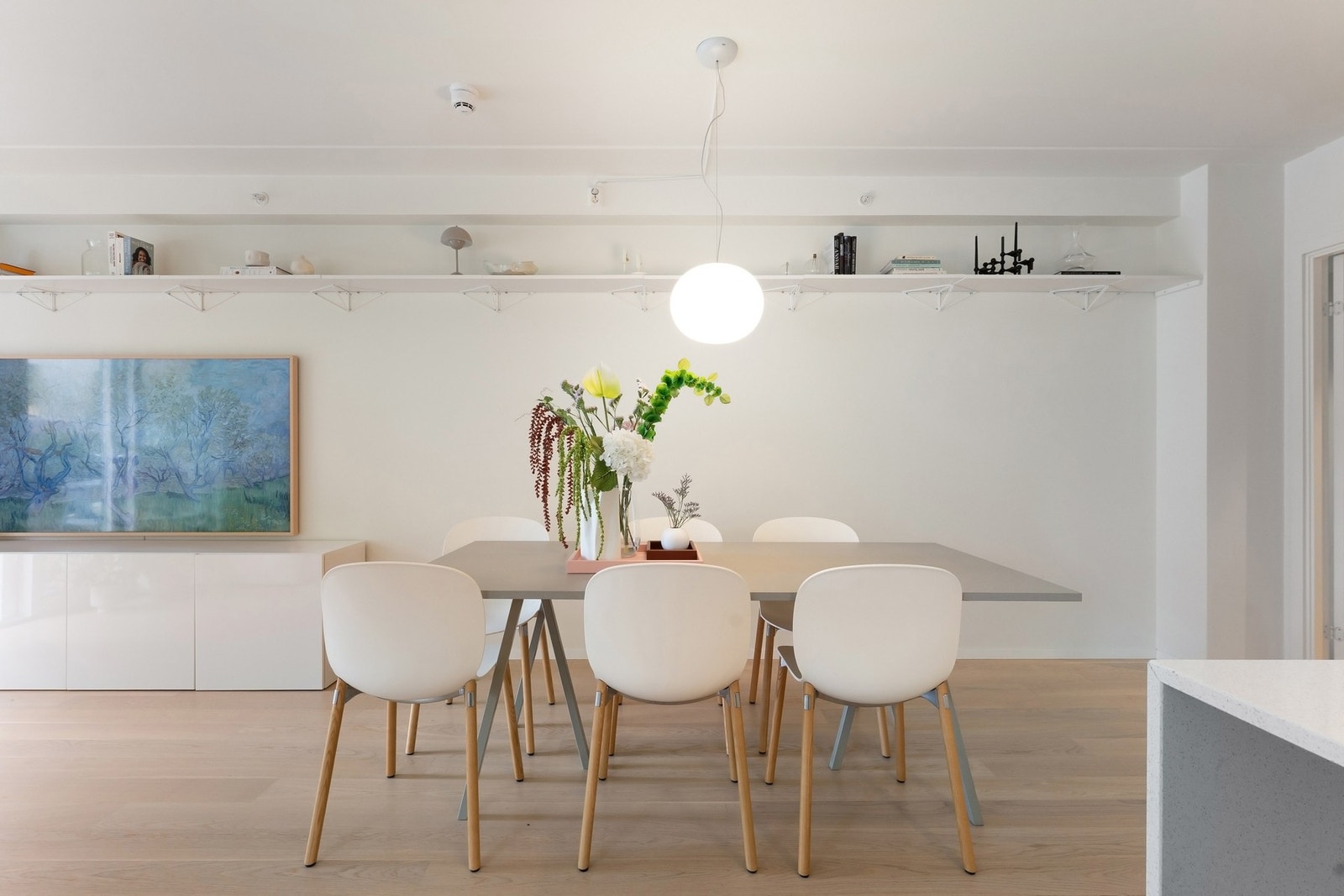 God plass til stort spisebord. Galleribilde
