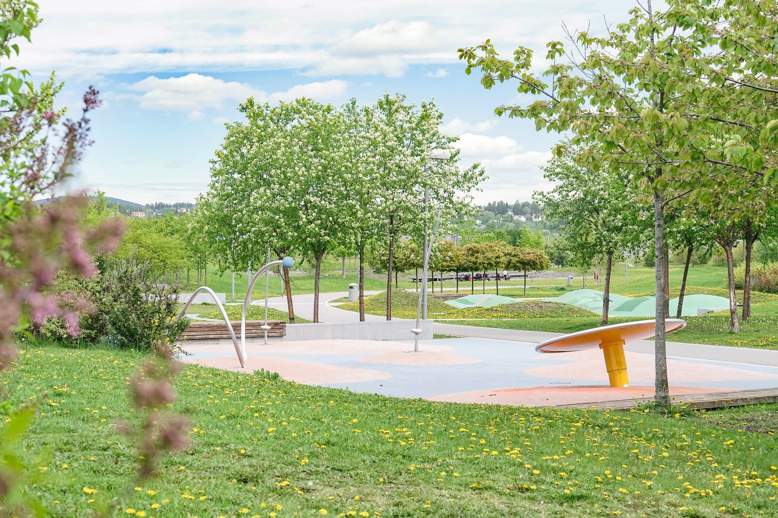 Vakre Nansenparken byr på flotte turområder og lekeplasser. Galleribilde
