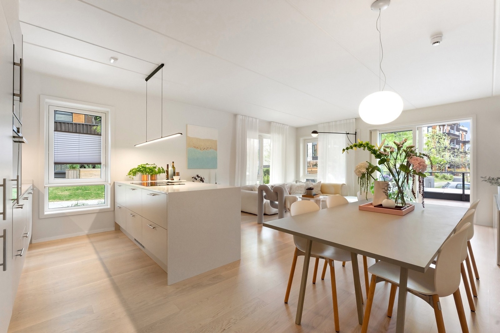 Leiligheten ligger på enden - dette bidrar til optimale lysforhold med vindusflater fra flere sider. Galleribilde
