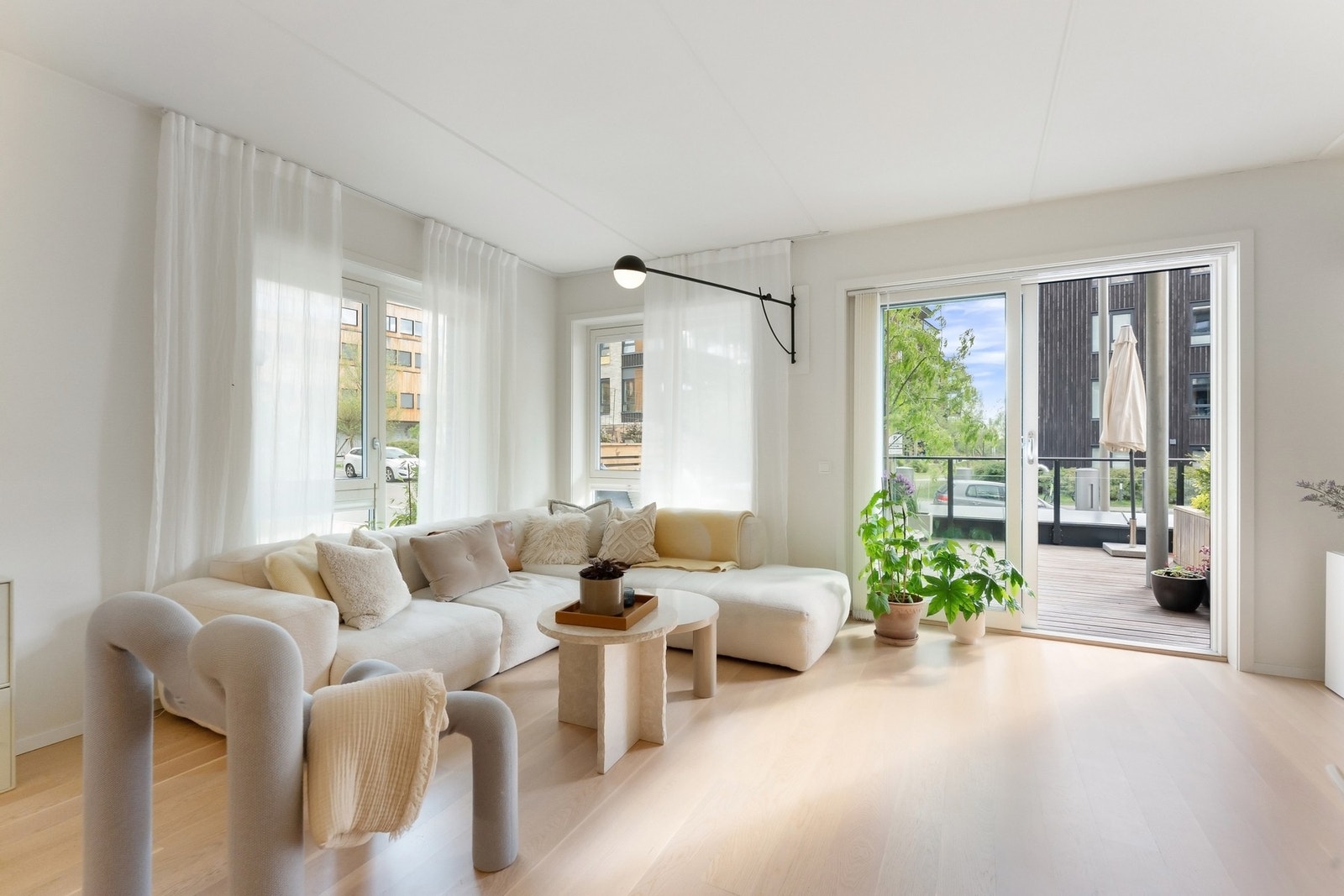 Det er en sømløs overgang mellom ute og inne. Galleribilde