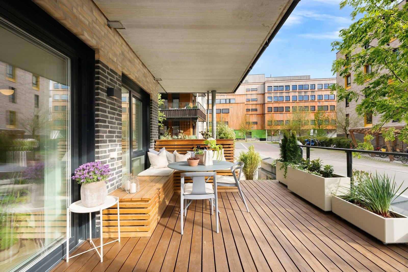 Solrik terrasse på 19 kvm med utgang fra stuen. Galleribilde