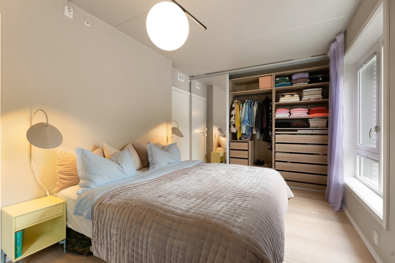 Hovedsoverommet har rikelig med garderobeplass. Galleribilde