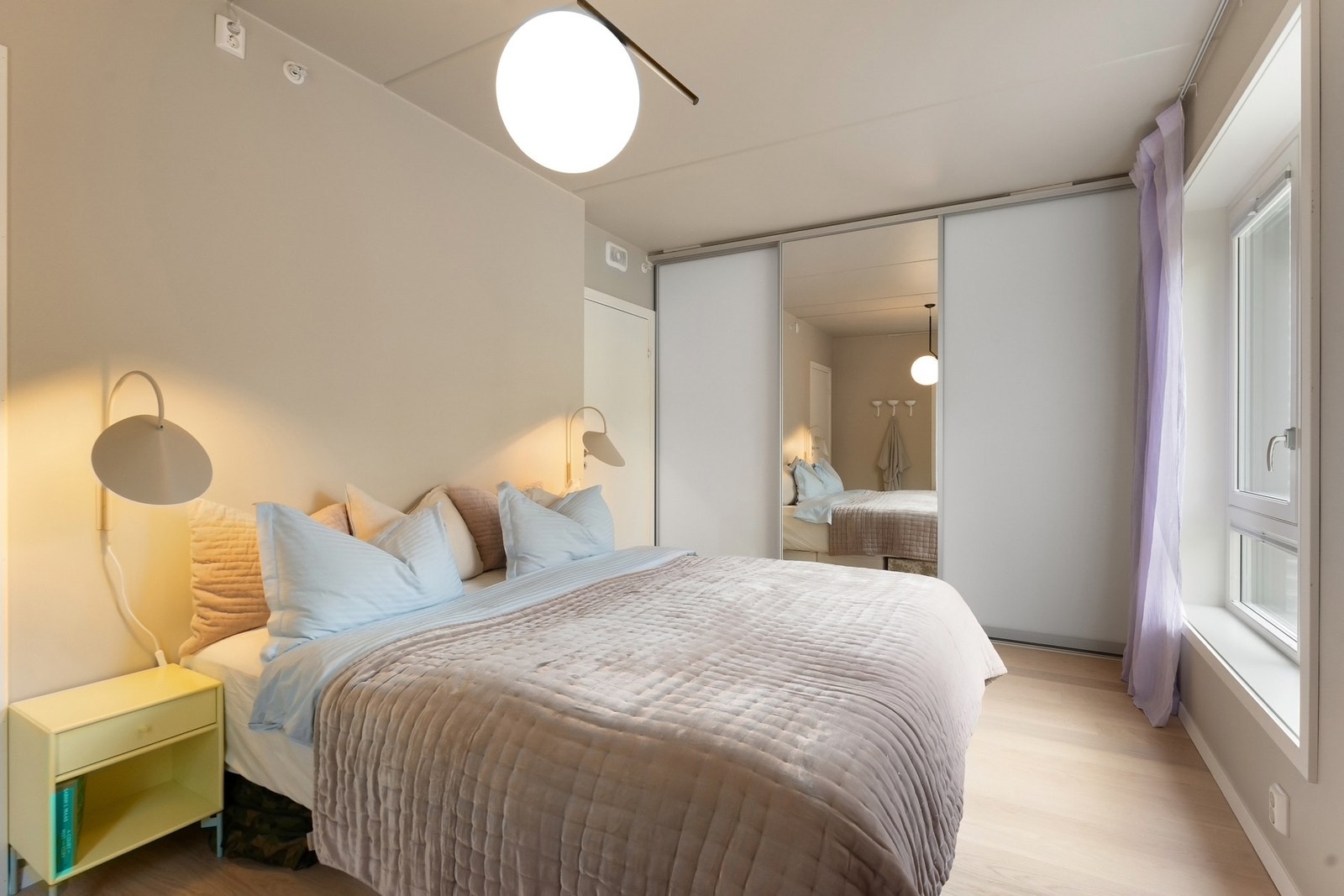 Stor skyvedørsgarderobe på hovedsoverommet. Galleribilde