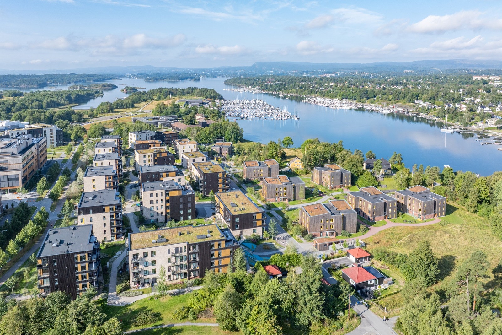 Oksenøya ligger vakkert til tett på fjorden, kyststier og grønne parkområder. Galleribilde