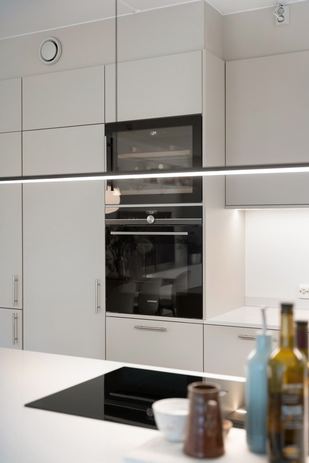 Induksjonstopp med kullfilterventilator, stekeovn, oppvaskmaskin, kjøl/frys og vinkjøler er integrert i innredningen. Galleribilde